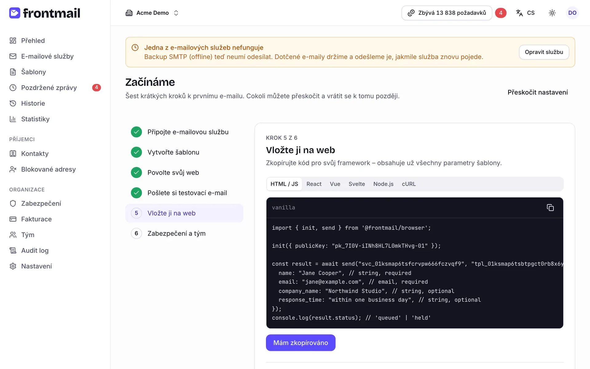 Průvodce Začínáme v kroku 5 z 6, Vložte ji na web: vlevo seznam kroků, z nichž čtyři jsou hotové, vpravo kód s přepínačem frameworků a tlačítko Mám zkopírováno